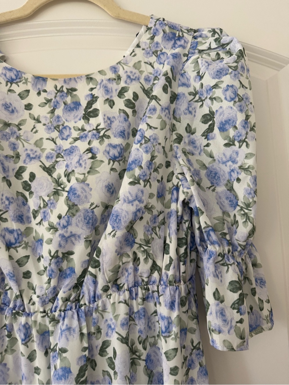 Sister Jane floral Puff-Sleeve Midi Dress in Light Blue and White. Size medium - Picture 2 of 4